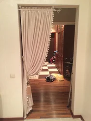 Пәтер есігінің перделерінің фотосы