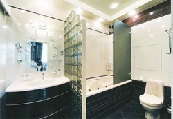 Partition between bathtub and toilet photo