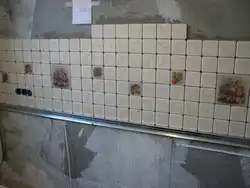 Ванна бөлмесінің алжапқышы плиткалардан жасалған дизайн фотосы