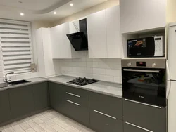 Oshxona dizayni oq yuqori kulrang pastki