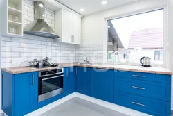 Ошхона кабуд бо countertops чӯбӣ дар акс дохилӣ