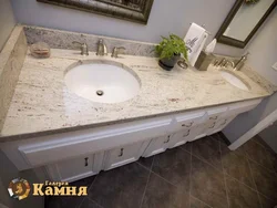 Ванна бөлмесінің фотосуретіндегі жасанды тастан жасалған үстел үстелі