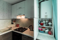 Qaz su qızdırıcısı və soyuducu ilə kiçik bir mətbəx fotoşəkilinin daxili