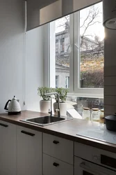 Mətbəx dizaynı pəncərənin qarşısındakı lavabo