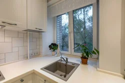 Mətbəx dizaynı pəncərənin qarşısındakı lavabo