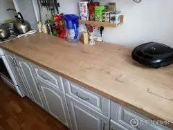 Oshxonaning ichki qismidagi Bunratti emanining fotosurati
