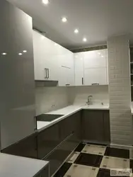 Burchak dizaynida shamollatish bilan jihozlangan oshxona