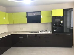 Oshxonaning ichki qismidagi wenge rangi bilan kombinatsiya