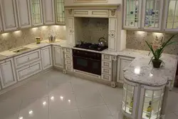 Классикалық ас үй үстелінің фотосуреті