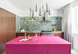 Интерьер кухни с розовой плиткой