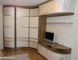 Интерьер фотосуретіндегі қонақ бөлмесіндегі бұрыштық шкафтар