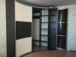 Daxili fotoşəkildə oturma otağında künc şkafları