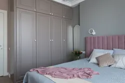 Сұр төсек пен гардеробпен жатын бөлмесінің дизайны