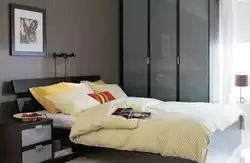 Дизайн Спальни С Серой Кроватью И Шкафом
