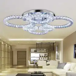 Yashash xonasining ichki qismidagi LED qandillar