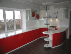 Фото кухни в доме с окном и с барной стойкой