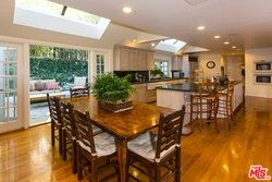 Photo kitchen living room combined in a house with access to the terrace