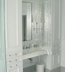 Mirror tiles in bathroom design