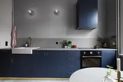Oshxonaning ichki qismida ko'k rangga mos keladigan ranglar