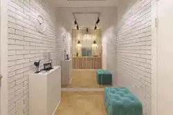 Koridorda ağ divarlar daxili fotoşəkil