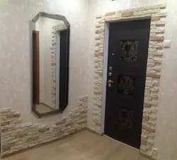 Пәтер фотосуретіндегі есіктің тас төсемі
