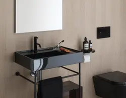 Qora lavabo fotosurati bilan hammom