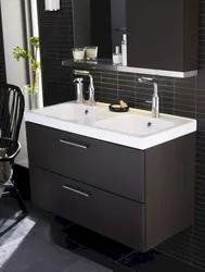 Qara lavabo fotoşəkili olan vanna otağı