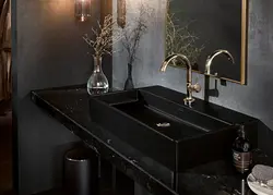 Qara lavabo fotoşəkili olan vanna otağı