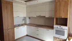 Фото белой кухни с деревянными стенами