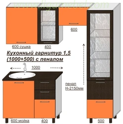 Биік шкафтары мен қарындаштары бар ас үй фотосуреті