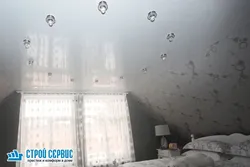 Жатын бөлмесіндегі жылтыр төбенің дизайны