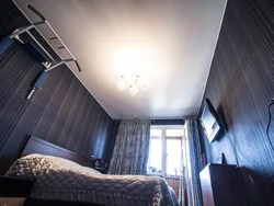 Glossy ceiling design in bedroom