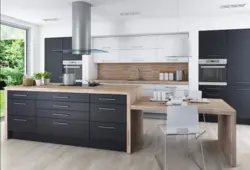 Yog'och stol usti va yog'och effektli apron fotosurati bilan kulrang oshxona