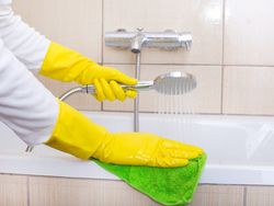 Cleaning the bathtub photo