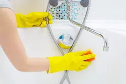 Cleaning the bathtub photo