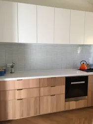 Кухня белы верх драўляны ніз з белай стальніцай фота
