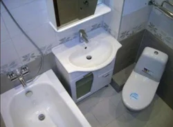 Xruşşov dizaynında tualeti vanna otağı ilə birləşdirin