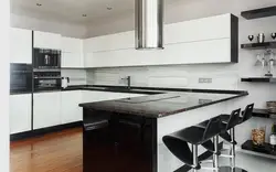 Qora stol usti bilan zamonaviy oshxonalar fotosurati