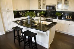 Ошхона муосир бо countertops сиёҳ акс