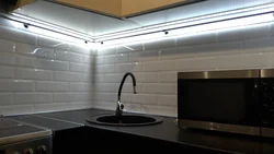 Oshxona fotosuratida yorug'lik sifatida LED tasmasi