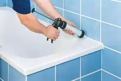 Vanna otağı və divar fotoşəkili arasında plitələr