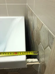 Tiles between bathroom and wall photo