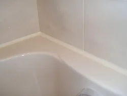 Vanna otağı və divar fotoşəkili arasında plitələr