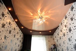 Bir mənzildə salon üçün asma tavanlar fotoşəkili, bir səviyyəli mat