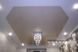 Bir mənzildə salon üçün asma tavanlar fotoşəkili, bir səviyyəli mat