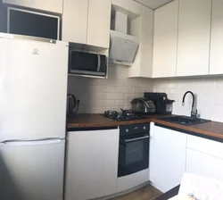 Xrushchevdagi oshxona dizayni muzlatgichli 8 kv.