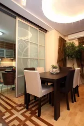 Ас үй мен қонақ бөлмені өз фотосуреттерімен аймақтарға бөлуге арналған гипсокартон бөлімдері