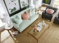 Qonaq otağının interyerində nanə rəngli divan