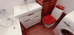 Panel evində küvet ilə birləşdirilmiş vanna otağının dizaynı