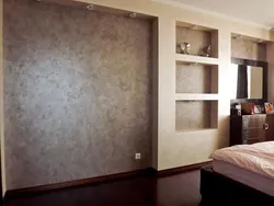 Қонақ бөлмесіндегі ылғалды жібек сәндік сылақтың фотосуреті